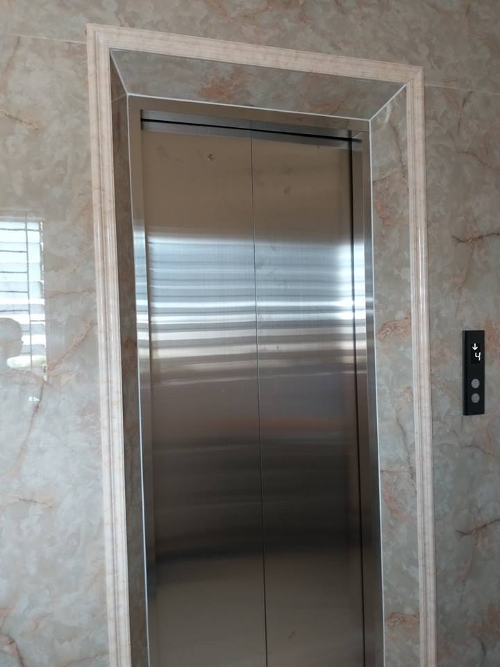 thang máy về tầng gần nhất